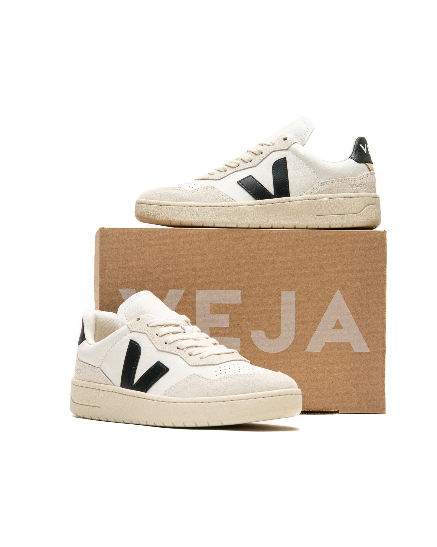 Veja V-90 WHITE BLACK